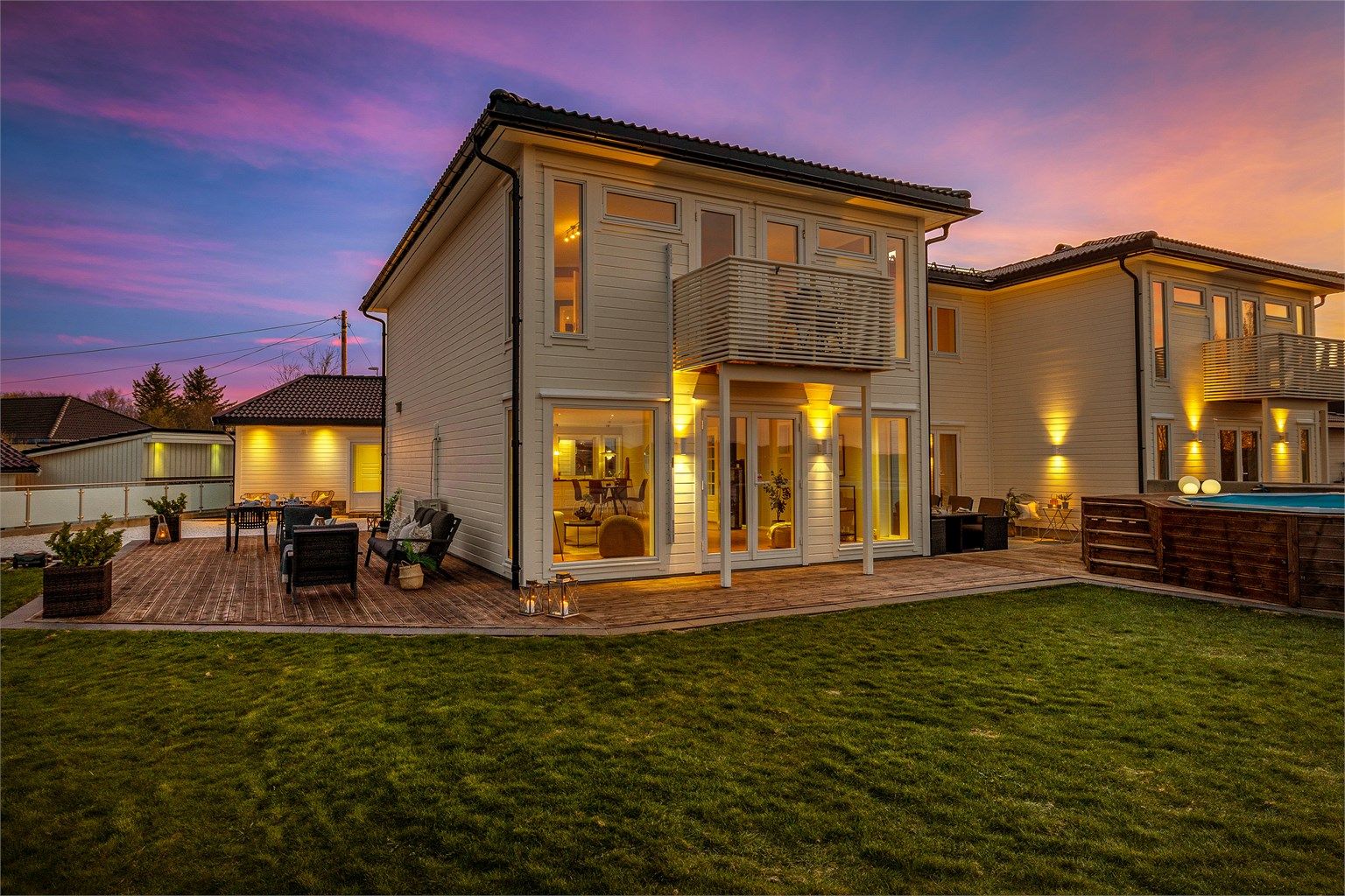 Velkommen til Løftet 44! En moderne og innholdsrik halvpart av en tomannsbolig fra 2014, med en stor, isolert dobbelgarasje.