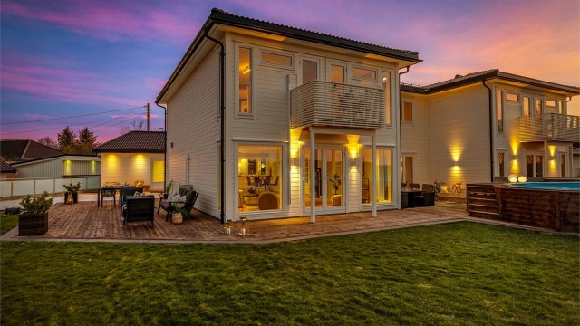 Velkommen til Løftet 44! En moderne og innholdsrik halvpart av en tomannsbolig fra 2014, med en stor, isolert dobbelgarasje.