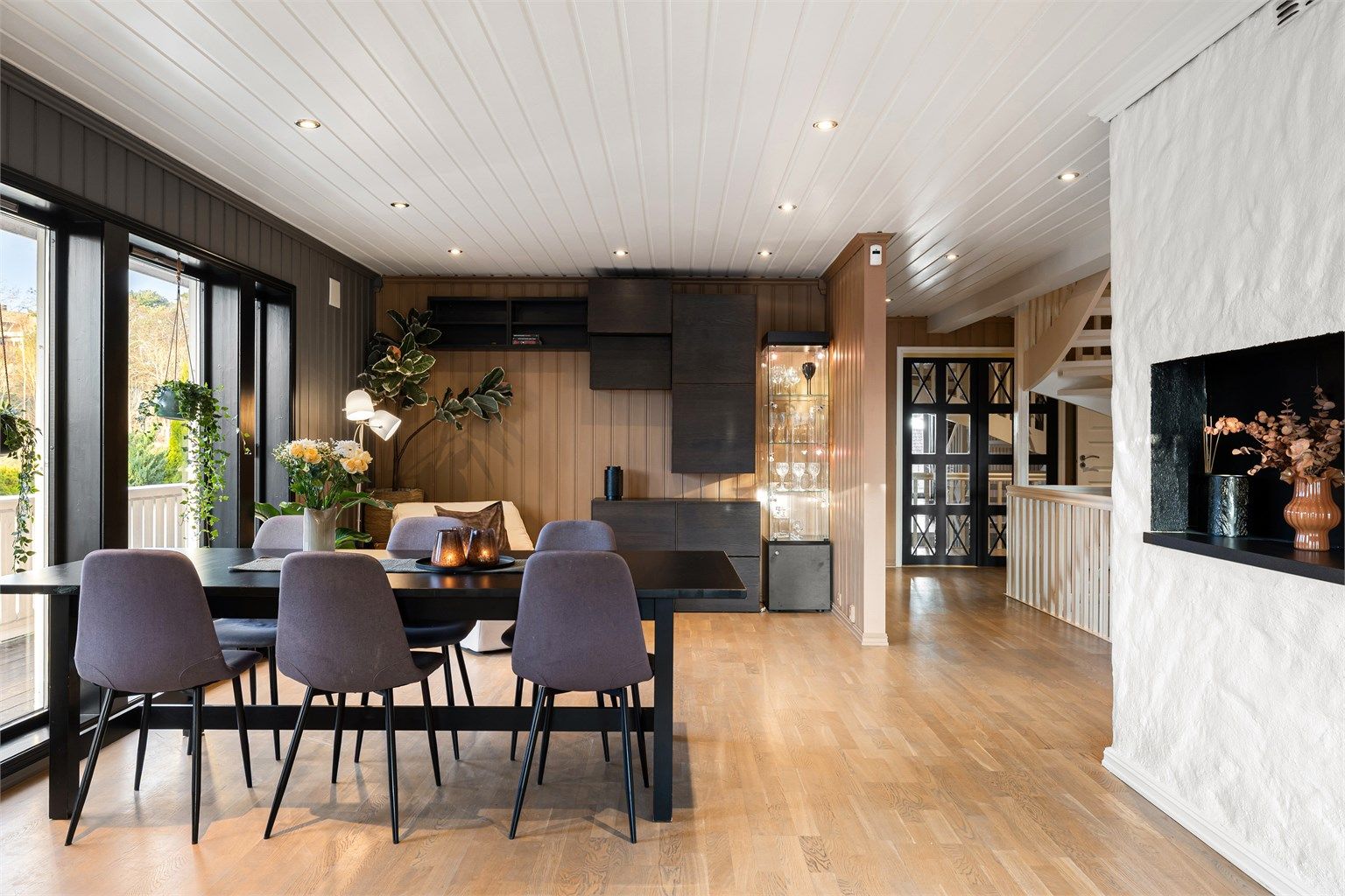 I den langstrakte stuen er det lett å møblere med større sittegrupper. Gjennomgående parkett skaper helhet mellom stuen og hallen.