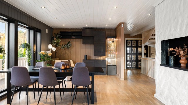I den langstrakte stuen er det lett å møblere med større sittegrupper. Gjennomgående parkett skaper helhet mellom stuen og hallen.