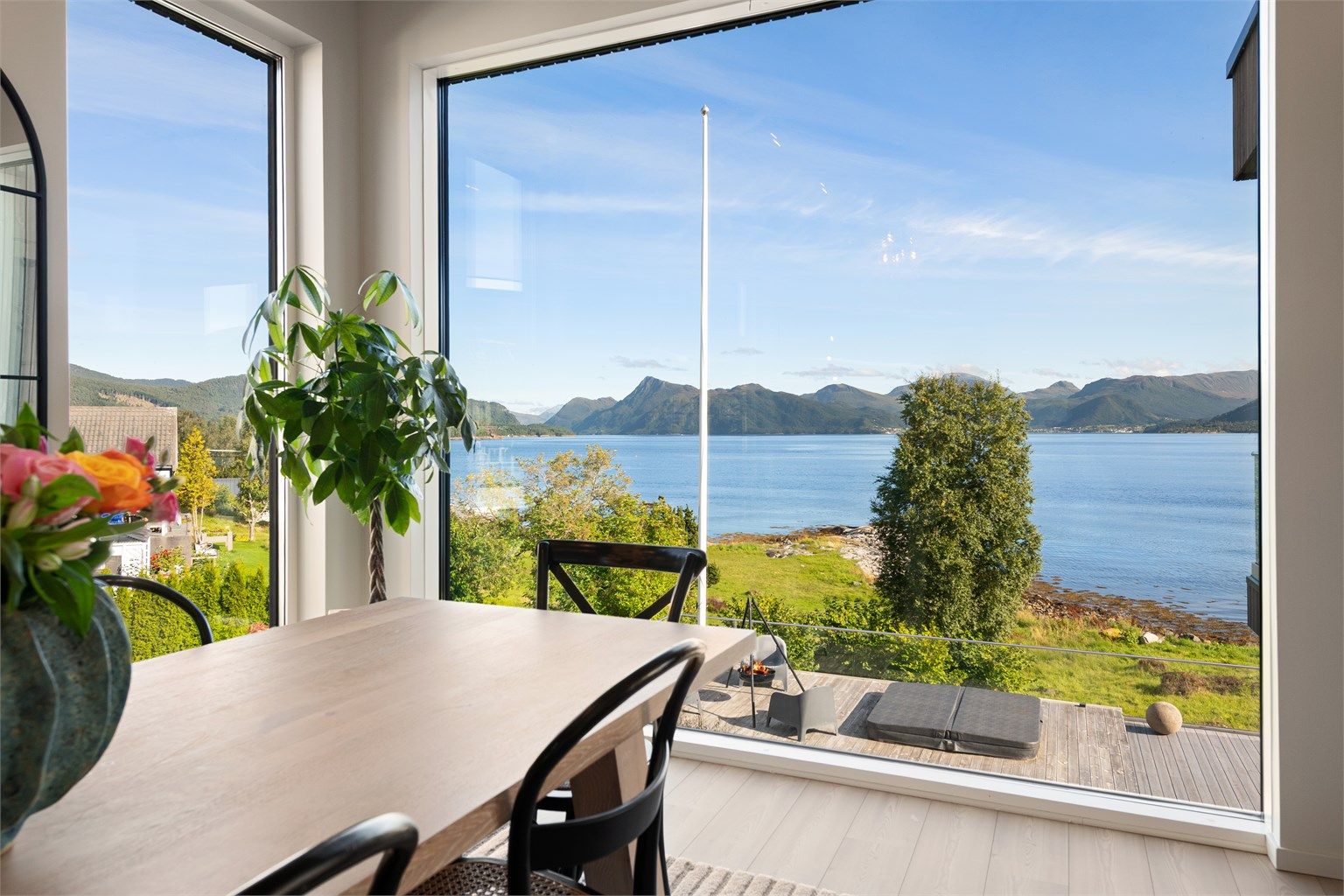 Utsikten over Storfjorden og fjellene kan nytes direkte fra spisebordet.