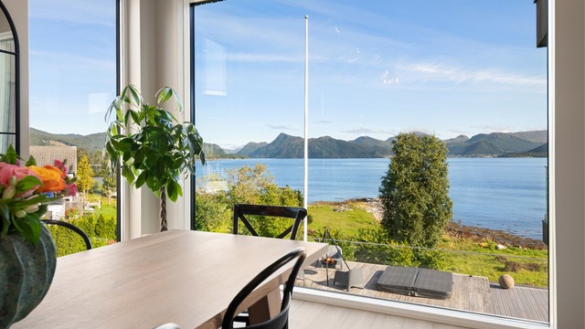 Utsikten over Storfjorden og fjellene kan nytes direkte fra spisebordet.