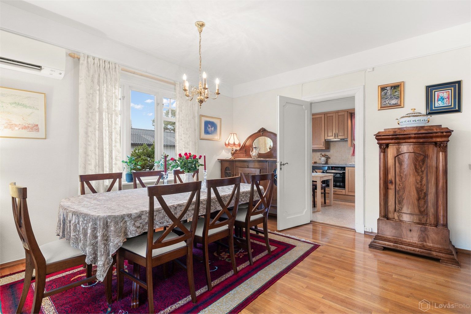 Fra spisestuen er det direkte tilknytning til kjøkkenet.