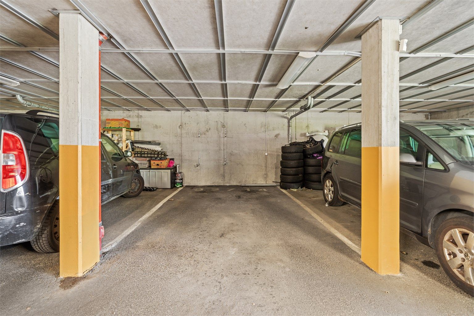 Fast parkeringsplass i felles garasjeanlegg. Det er mulighet for å montere elbillader.