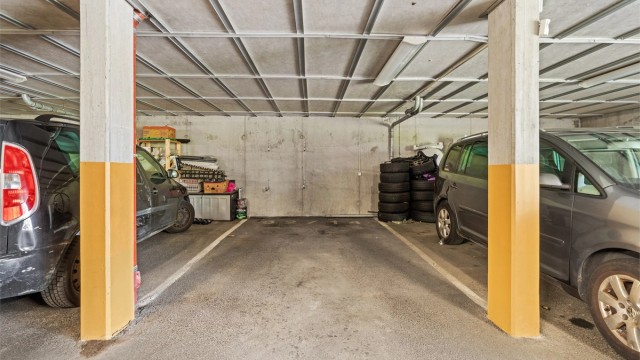 Fast parkeringsplass i felles garasjeanlegg. Det er mulighet for å montere elbillader.