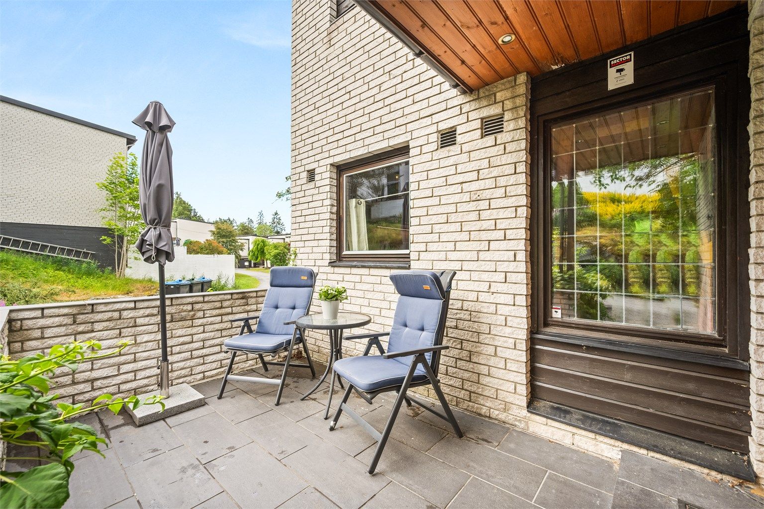 Østvendt, flislagt terrasse på 8 m² ved inngangspartiet. Foto: Martine Eren Jacobsen