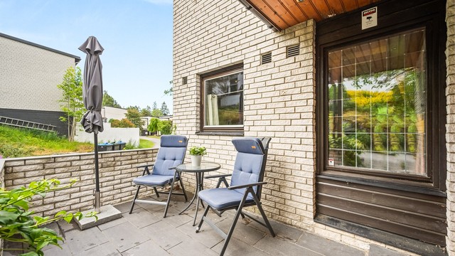 Østvendt, flislagt terrasse på 8 m² ved inngangspartiet. Foto: Martine Eren Jacobsen