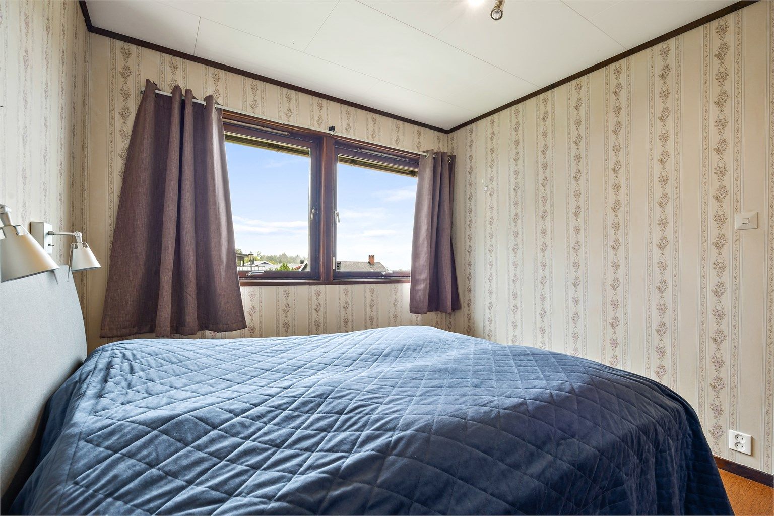 Hovedsoverom i 1. etasje med plass til dobbeltseng og nattbord.