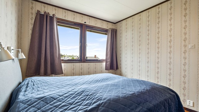 Hovedsoverom i 1. etasje med plass til dobbeltseng og nattbord.