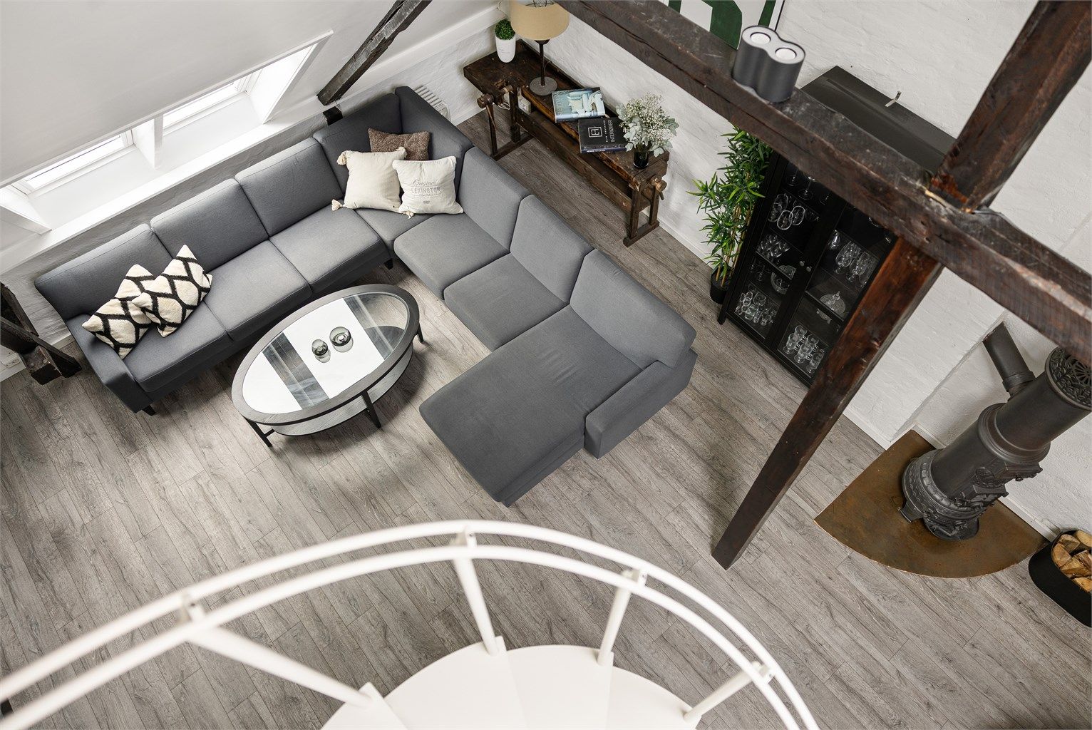 Leiligheten måler 85 m² (BRA-i) og består av åpen stue- og kjøkkenløsning, to soverom, bad og hems med toalettrom. I tillegg medfølger en bod på 1 m² i bakgård.
Foto: Odin Jæger
