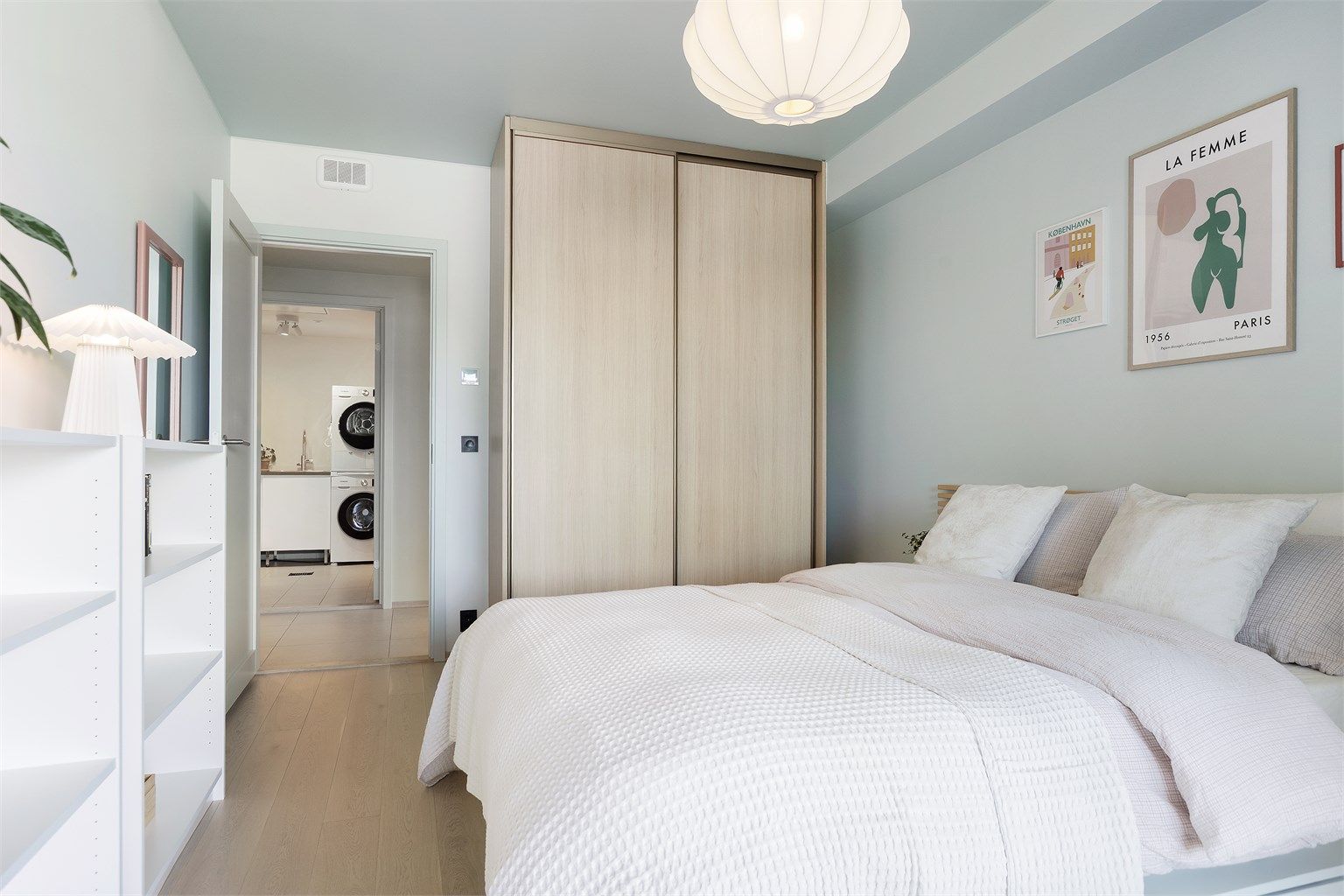 Hovedsoverommet er utstyrt med dobbeltseng og skyvedørsgarderobe.