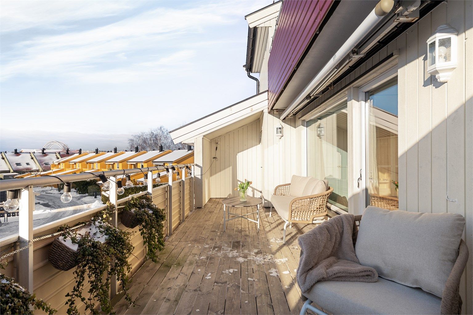 Altanen ble renovert i regi av borettslaget i 2023. En praktisk bod til oppbevaring av blant annet puter er tilgjengelig fra altanens overbyggede del.
Fotograf; Kristoffer Kristiansen.