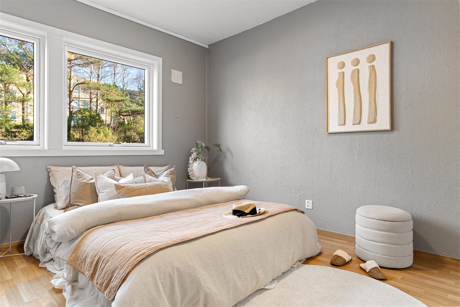 - Hovedsoverommet er av meget god størrelse med god plass til dobbeltseng -