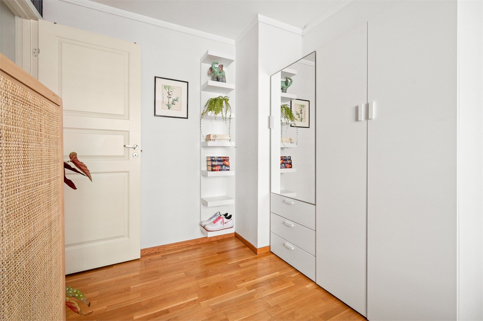 Flere av rommene er utstyrt med fine, formpressede innerdører med klassisk 3-speils utførelse.