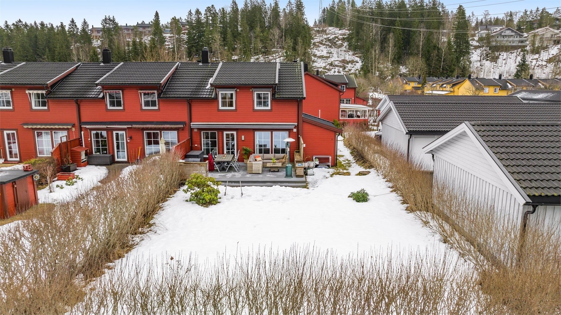 Boligen har en stor hage, med Romeriksåsens turområder som nærmeste nabo.