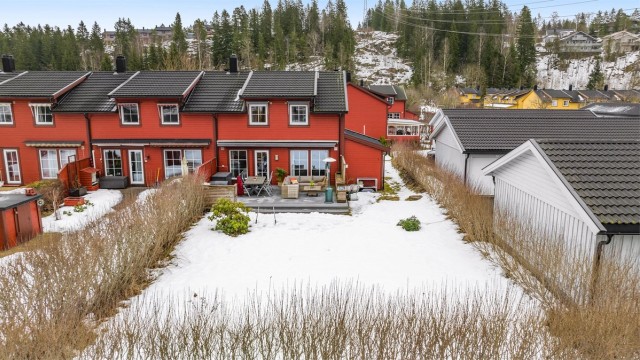 Boligen har en stor hage, med Romeriksåsens turområder som nærmeste nabo.