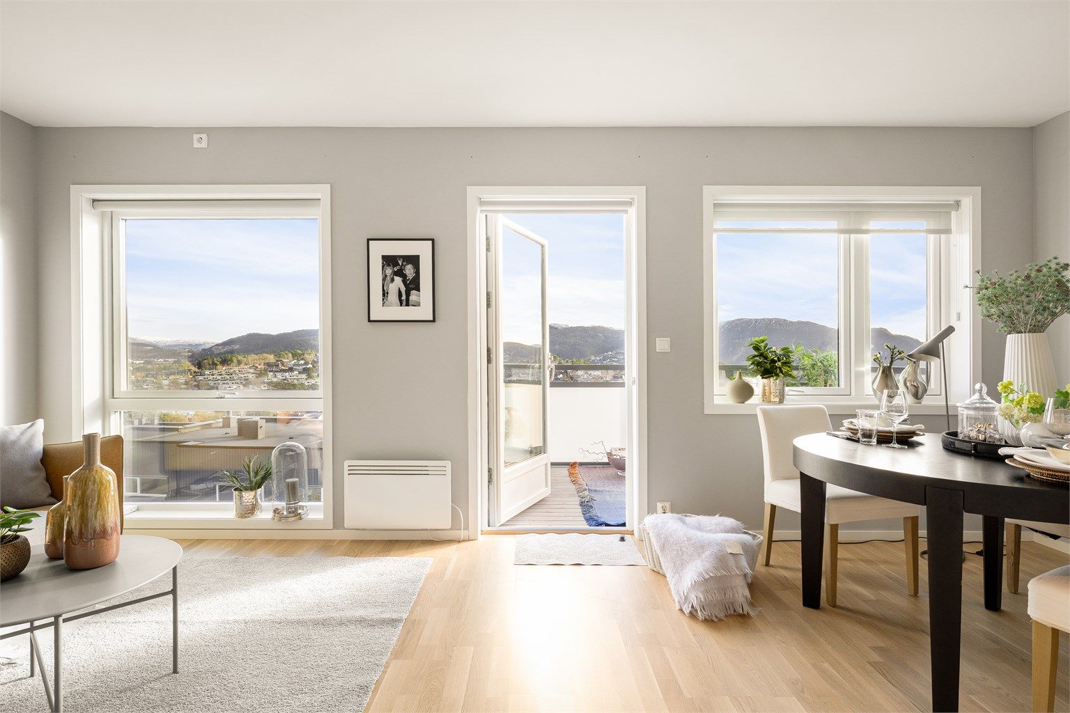 Store vindusflater i kombinasjon med en åpen planløsning sørger for godt med lysinnslipp og en romslig følelse. 