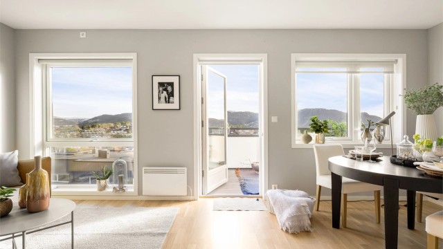 Store vindusflater i kombinasjon med en åpen planløsning sørger for godt med lysinnslipp og en romslig følelse.