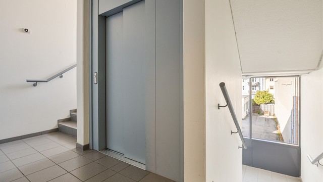 Felles inngangsparti med videre heis- og trappeadkomst til leilighetens etasjeplan (3. etasje).