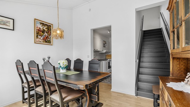 Spisestuen fungerer som et bindeledd mellom kjøkkenet, stuen og trappen til tredje etasje.