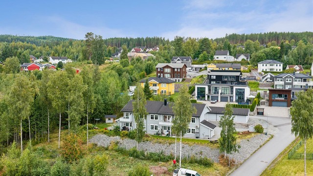 Her får du en fin kombinasjon av rolige omgivelser, nærhet til naturen og kort vei til byens mange tilbud.