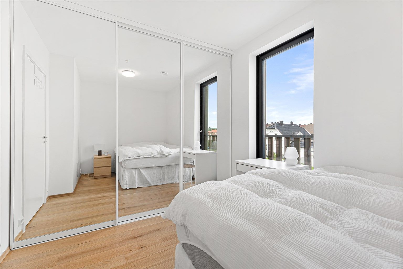 Deilig stor skyvedørsgarderobe med speil 