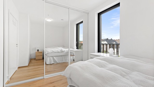 Deilig stor skyvedørsgarderobe med speil