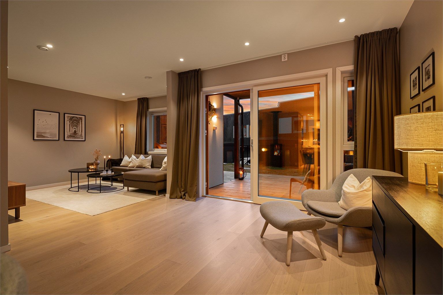  Boligen går over 2 plan og kan blant annet by på fire soverom og to bad, et lekkert HTH-kjøkken og stue med utgang til terrasse og hagedel