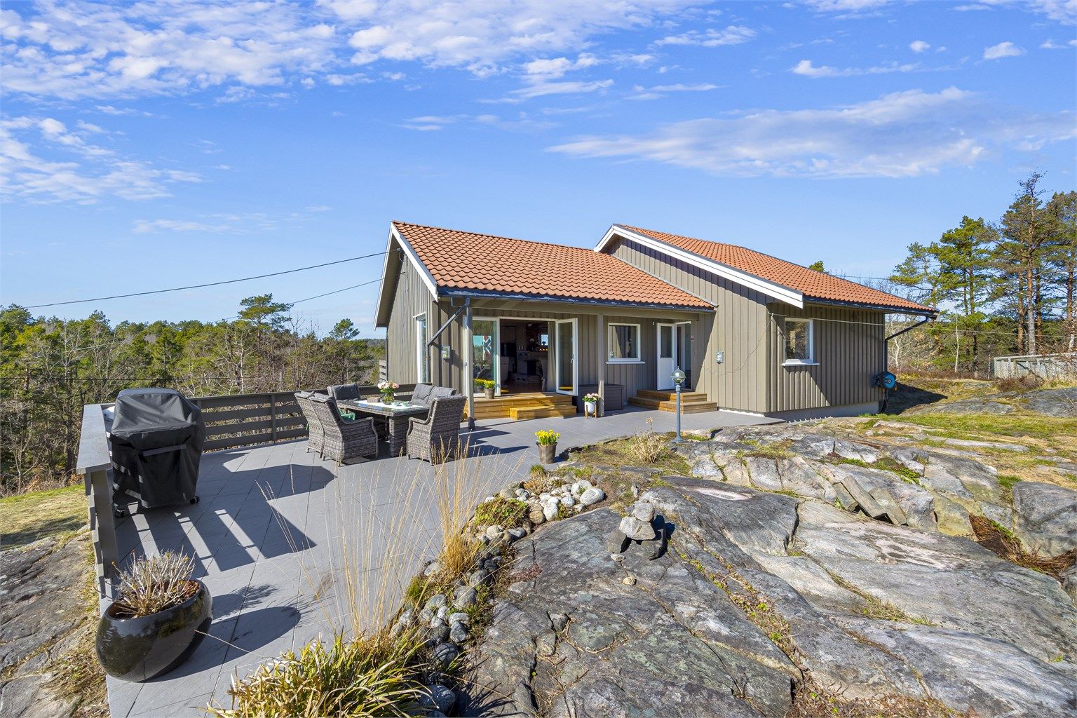 Enebolig fra 1979, høyt og fritt beliggende på en romslig naturtomt i Kilsund. Eiendommen byr på store uteplasser og en fleksibel planløsning over tre plan.