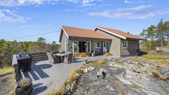 Enebolig fra 1979, høyt og fritt beliggende på en romslig naturtomt i Kilsund. Eiendommen byr på store uteplasser og en fleksibel planløsning over tre plan.