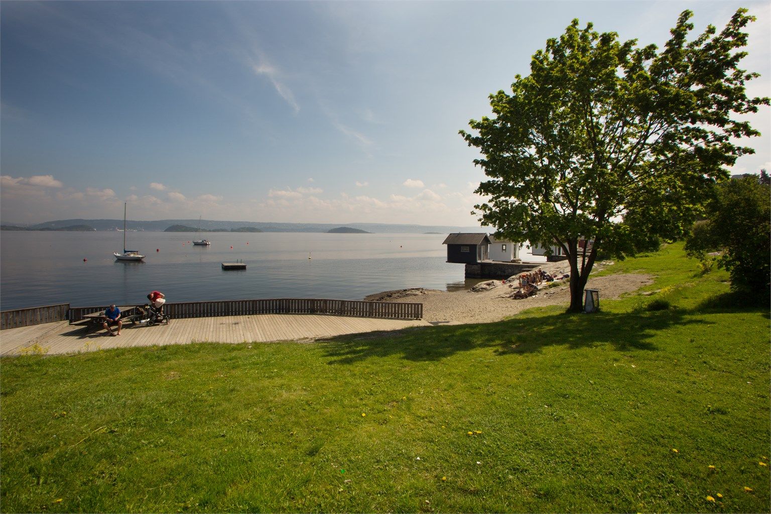 Kort vei til populære Oksval badestrand og marina – sleng håndkleet over skulderen og nyt et raskt morgen- eller kveldsbad. Et favorittsted for barnefamilier.