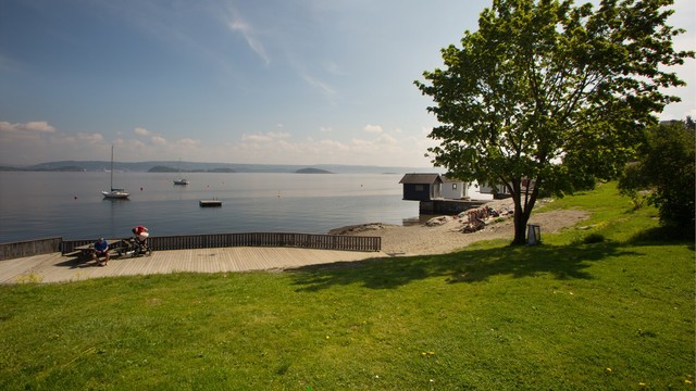 Kort vei til populære Oksval badestrand og marina – sleng håndkleet over skulderen og nyt et raskt morgen- eller kveldsbad. Et favorittsted for barnefamilier.