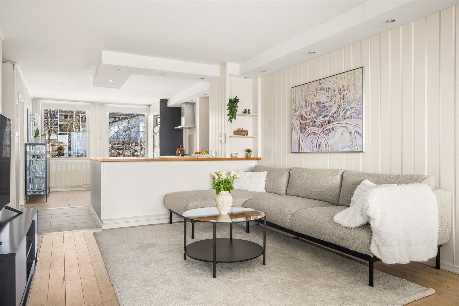 Leiligheten holder en god standard og er holdt i lyse farger.