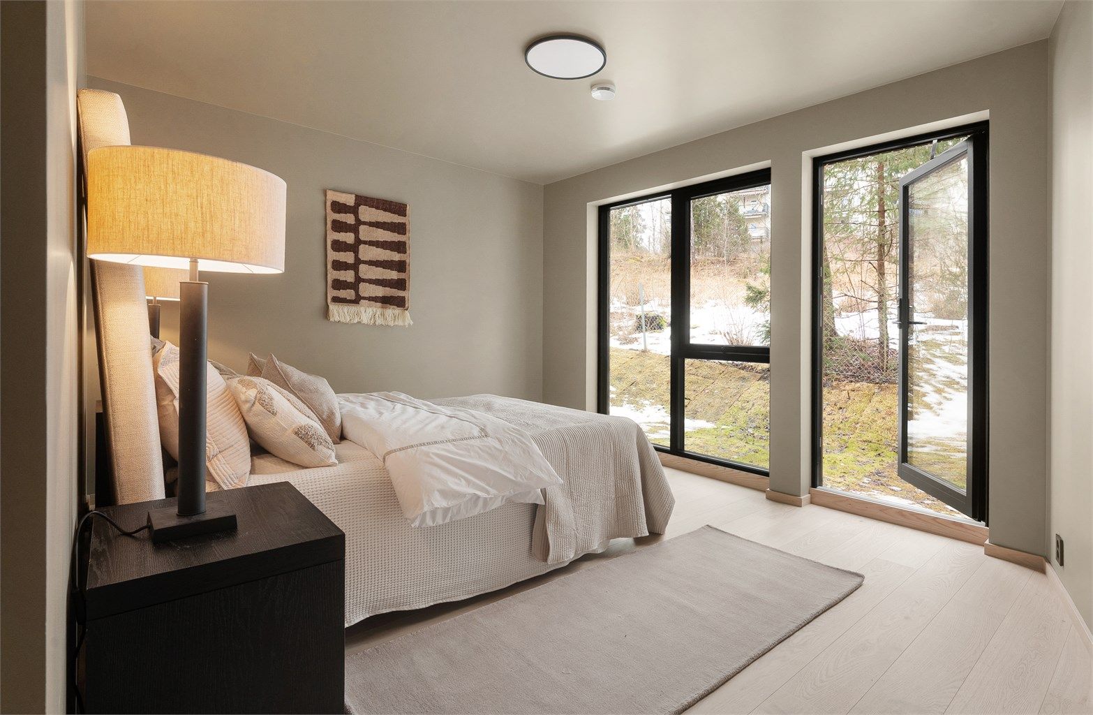 Hovedsoverommet er romslig og har, som resten av etasjen, gjennomgående 1-stavs eikeparkett.