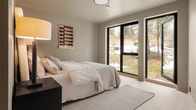 Hovedsoverommet er romslig og har, som resten av etasjen, gjennomgående 1-stavs eikeparkett.