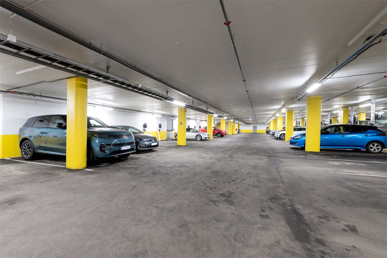 Leiligheten har 2 parkeringsplasser i felles garasjeanlegg i underetasje med el-bil lader. Plass nr 80 og 81. 