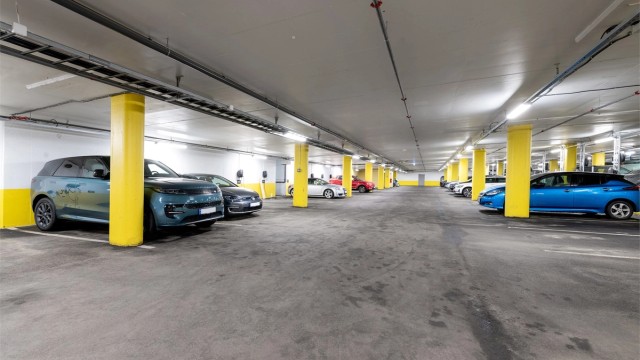 Leiligheten har 2 parkeringsplasser i felles garasjeanlegg i underetasje med el-bil lader. Plass nr 80 og 81.