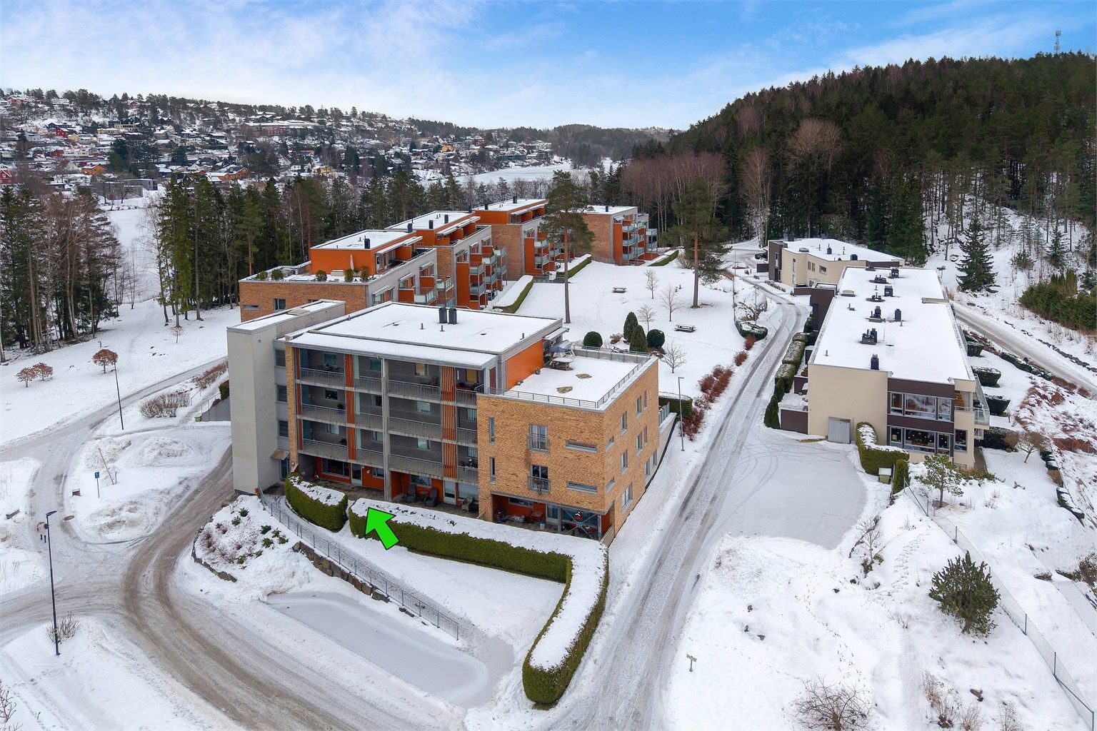 Leiligheten ligger i underetasjen med enkel adkomst. Sameiets tomt grenser mot marka og Kolbotnvannet.