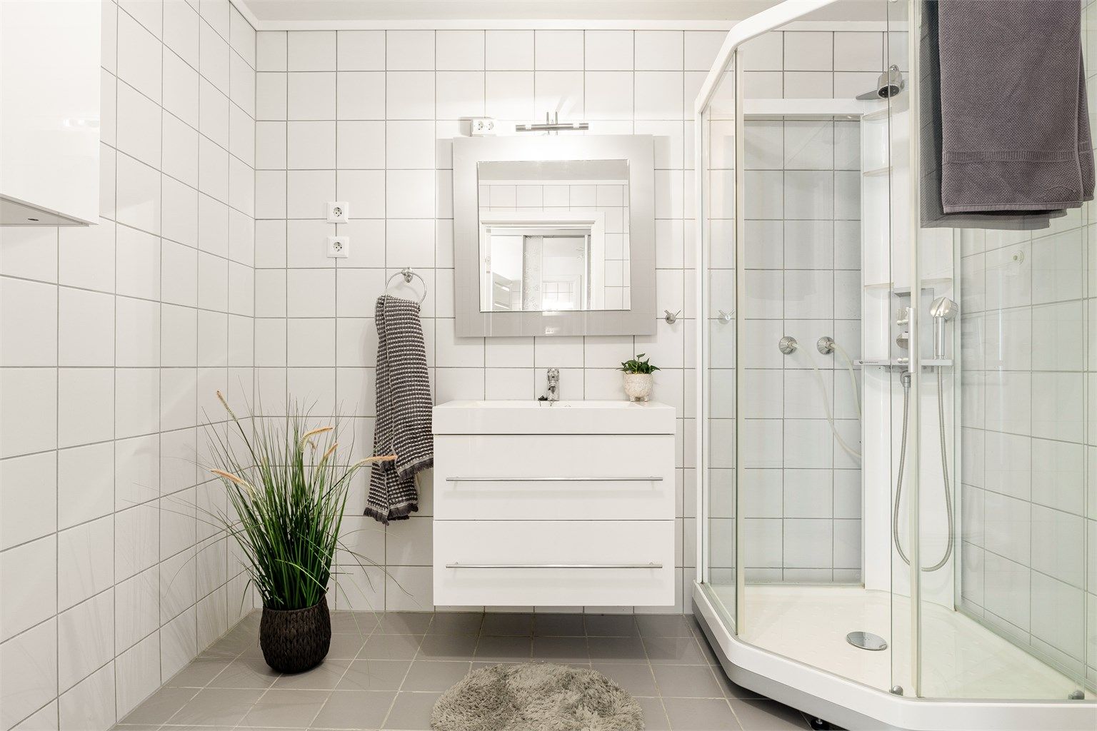 Helfliset bad med varmekabler i gulv. Fordelerskap for rør i rør-system er plassert på baderommet.