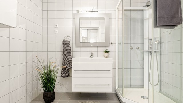 Helfliset bad med varmekabler i gulv. Fordelerskap for rør i rør-system er plassert på baderommet.