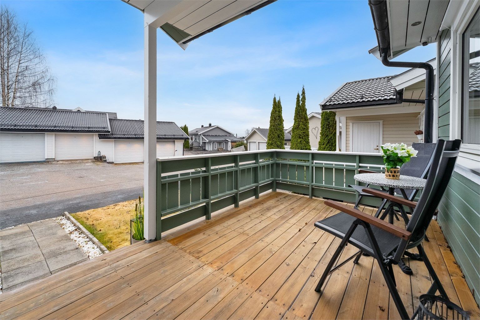 Det er god plass til å sitte ved inngangspartiet, terrassen er på 9 kvm., og fremstår som en hyggelig uteplass.