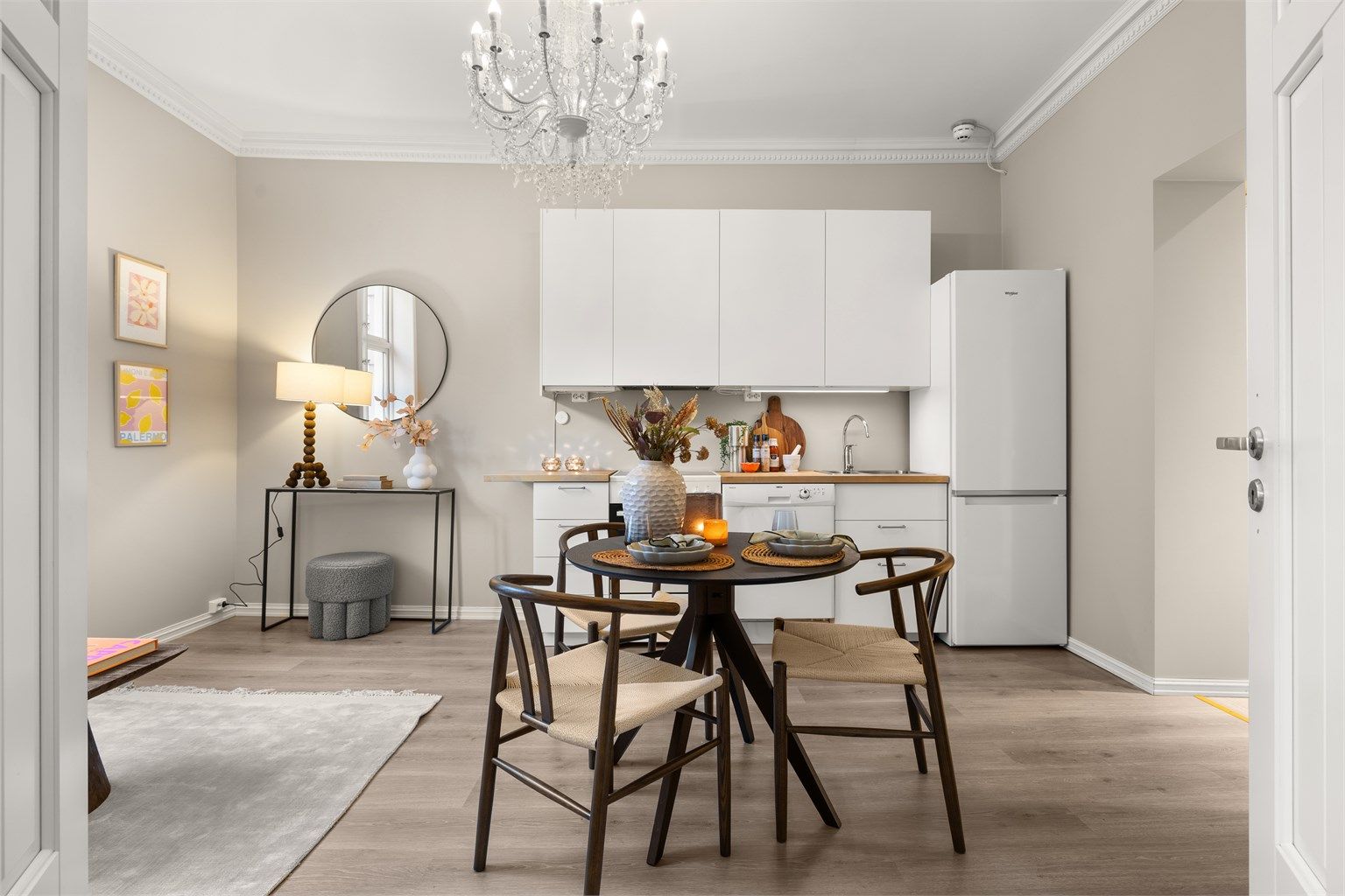 Kjøkkenet, fra 2017 oppgradert med nye fronter i 2025, har en åpen og funksjonell utforming med tidløs design.