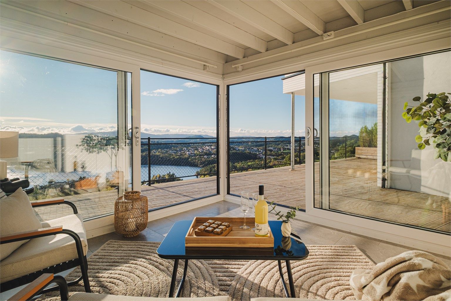 Fra utestuen kan du nyte den spektakulær utsikten i lune omgivelser samtidig som du har direkte forbindelse til terrassen via skyvedører i glass.