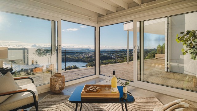 Fra utestuen kan du nyte den spektakulær utsikten i lune omgivelser samtidig som du har direkte forbindelse til terrassen via skyvedører i glass.