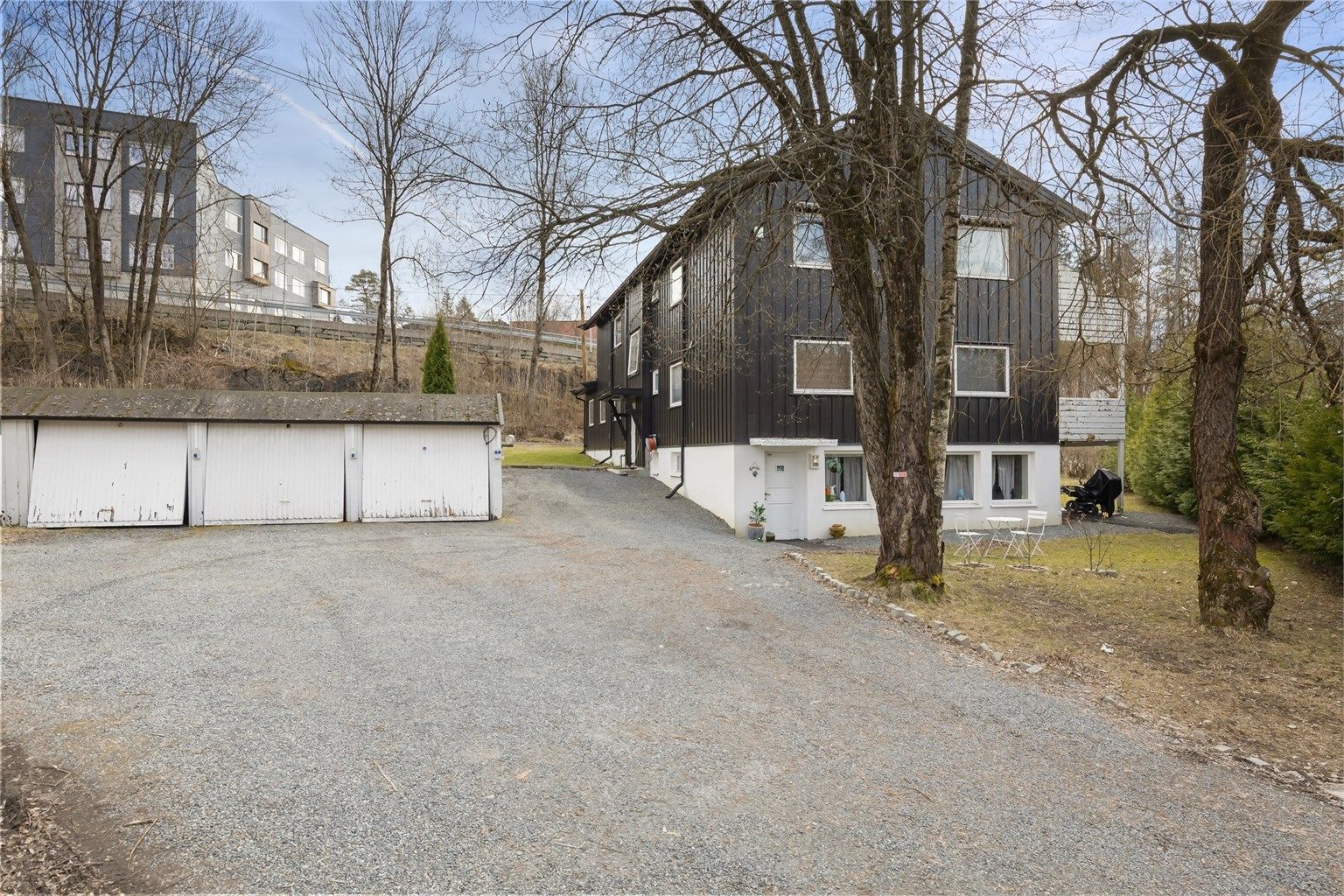 Leiligheten disponerer to parkeringsplasser i tandem, praktisk plassert rett ved inngangen.