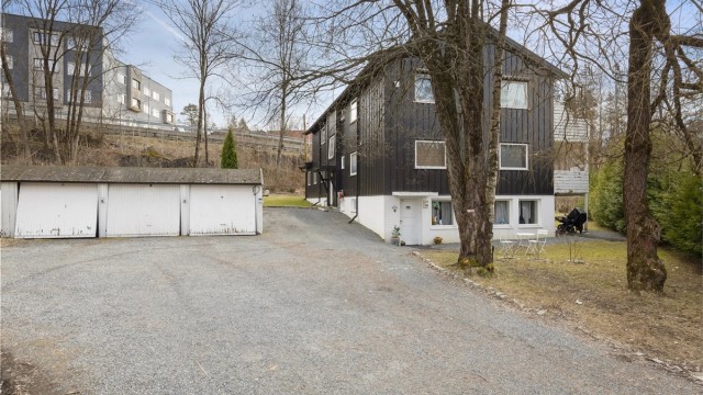 Leiligheten disponerer to parkeringsplasser i tandem, praktisk plassert rett ved inngangen.