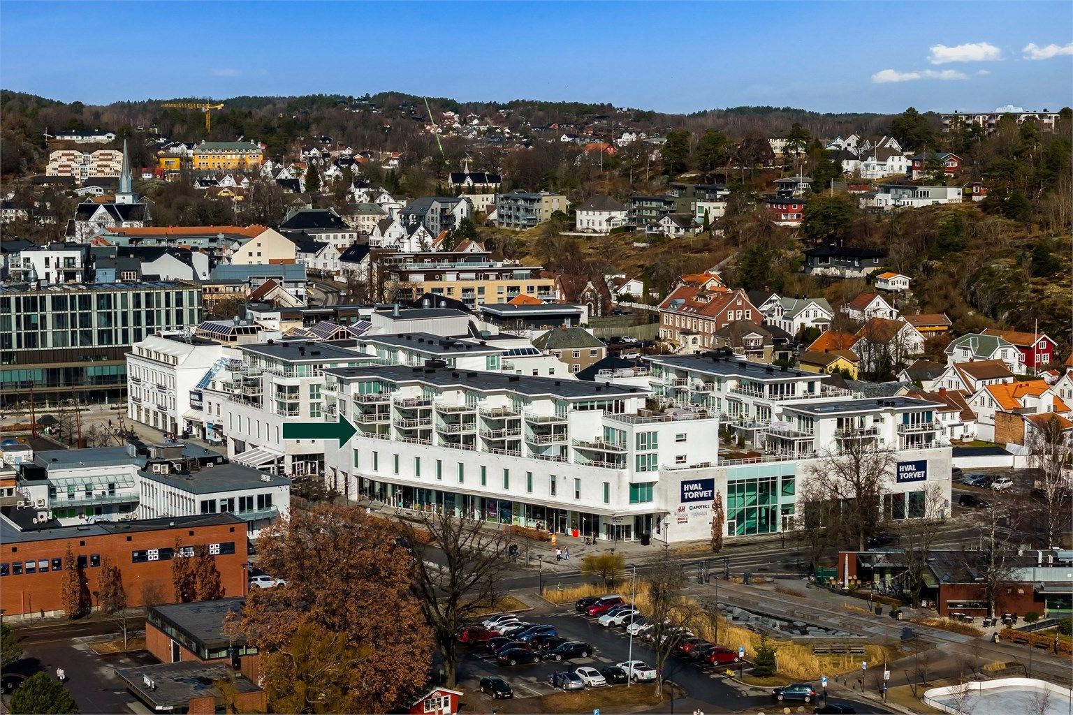 Med Hvaltorvet kjøpesenter som nærmeste nabo er alle daglige innkjøp kun en kort heistur unna.
