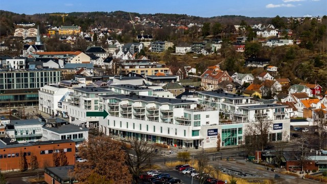 Med Hvaltorvet kjøpesenter som nærmeste nabo er alle daglige innkjøp kun en kort heistur unna.
