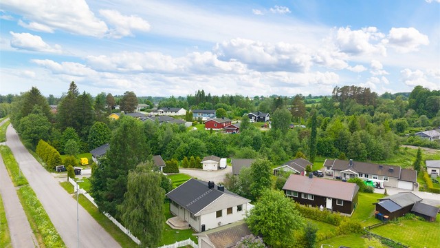 Her finnes butikker, skoler og restauranter. Kort gangavstand til både Østvang barneskole og Løten ungdomsskole.