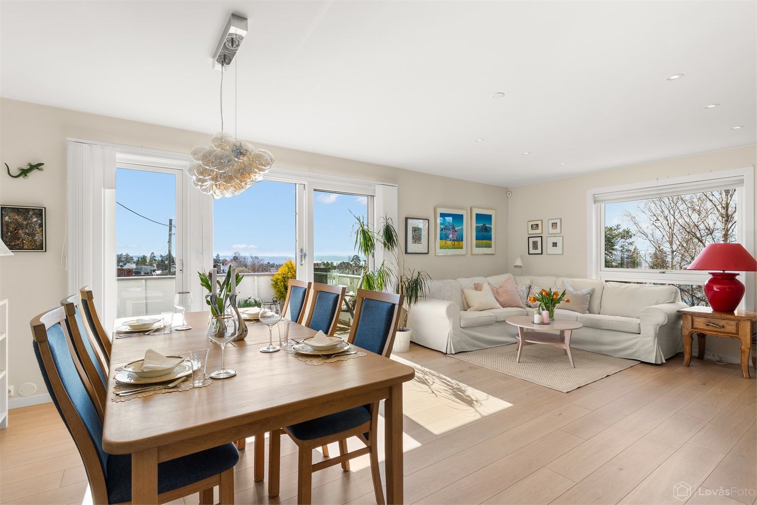 God plass til både romslig sofagruppe og stort spisebord, og løsningen legger godt til rette for sosiale sammenkomster og større middager. 